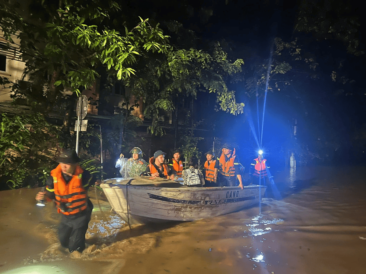 Lũ lớn gây ngập sâu, người dân thành phố Yên Bái được lực lượng cứu hộ đưa đến nơi an toàn