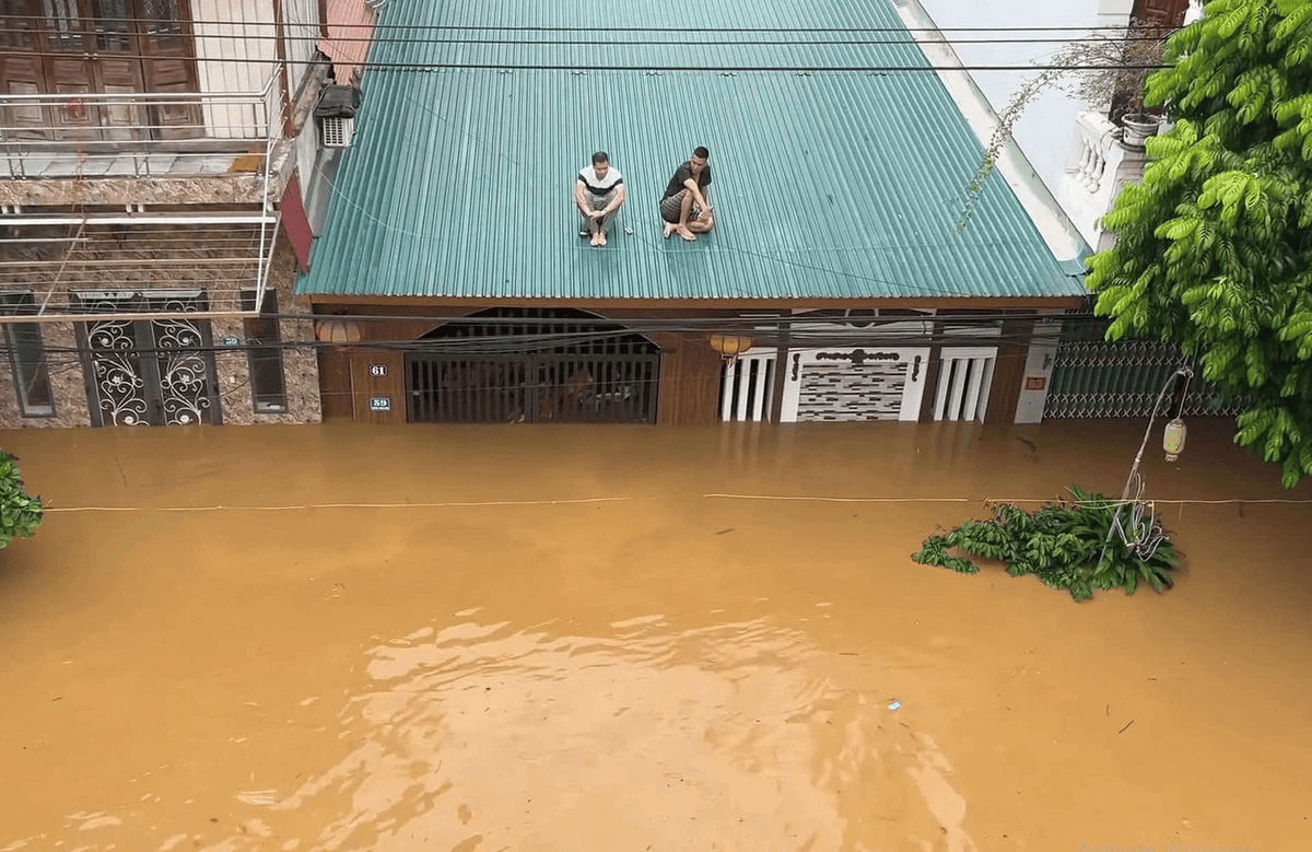 Lũ sông Hồng vượt mức lịch sử năm 1968 gần 1m, nhà dân ở thành phố Yên Bái (Yên Bái) ngập gần tới nóc