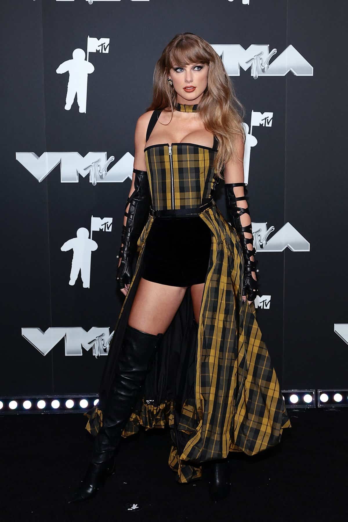 Taylor Swift diện thiết kế của Dior thuộc bộ sưu tập Cruise 2025 gồm corset và chân váy bằng taffeta họa tiết kẻ caro